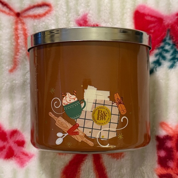 Bath and Body Works Rum Rum Reindeer 3-Wick Candle NWT - Picture 3 of 4